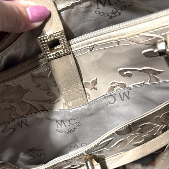 Elegant Floral Embossed Beige Handbag - Picture 8 of 9